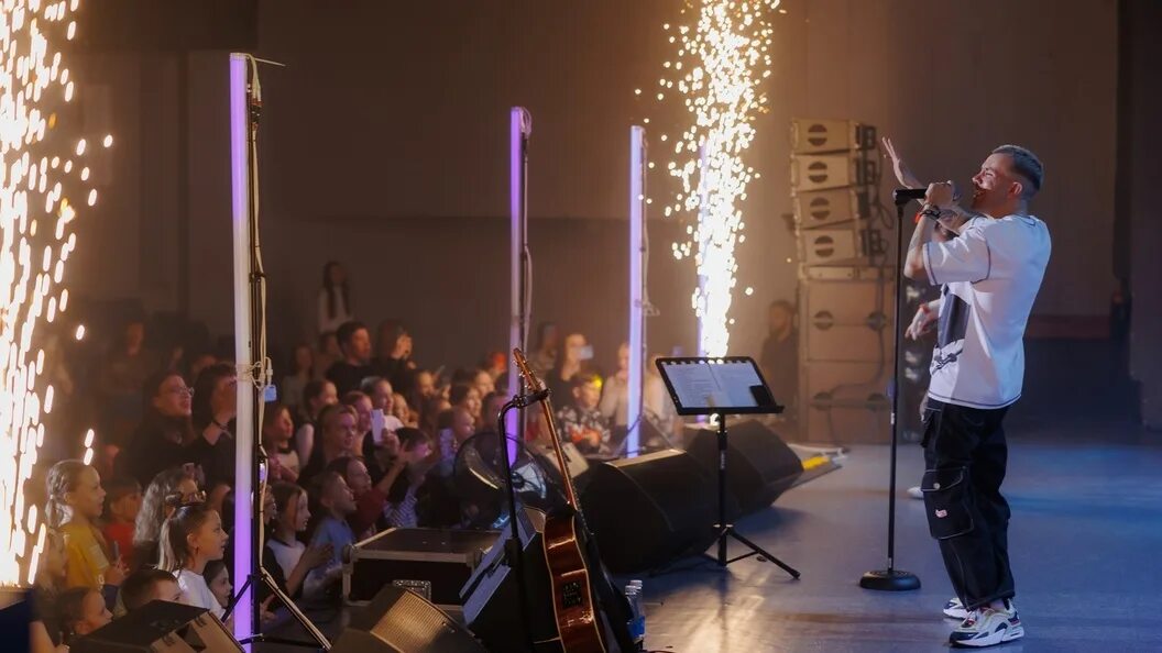 Концерты в чите 2024. Певец на сцене. Певец на сцене. Концерты в чите 2024. В концерт или на концерт.