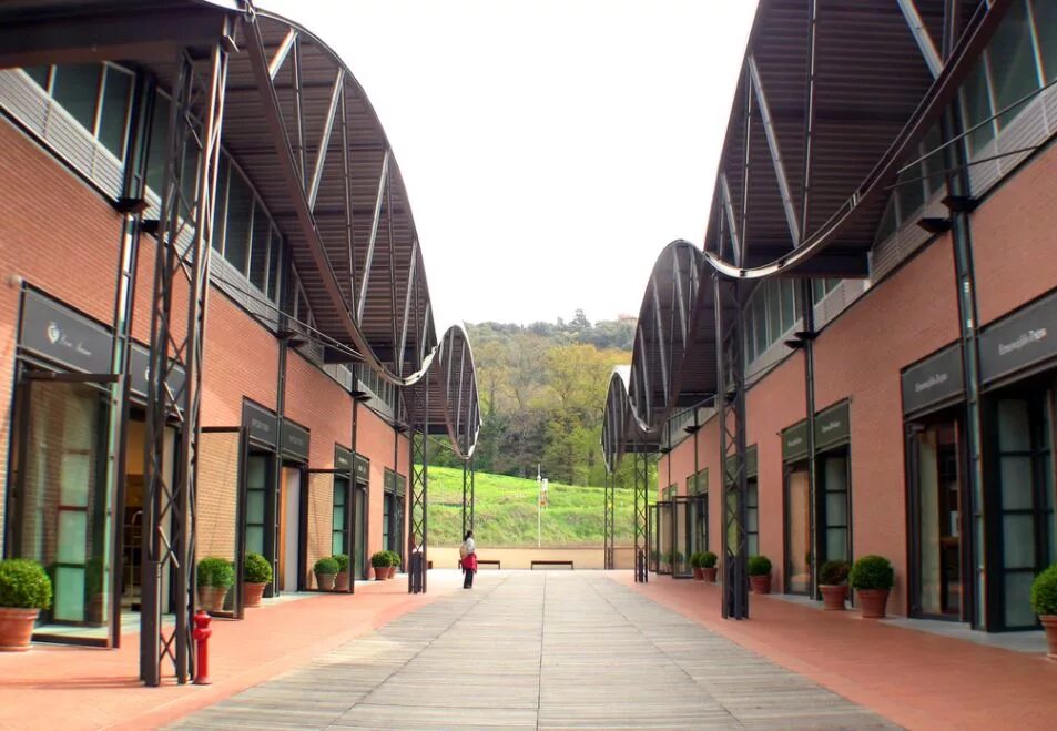 The mall италия аутлет. The mall outlet флоренция фото. Аутлет архитектура. Аутлет mall во флоренции. Outlet mall.