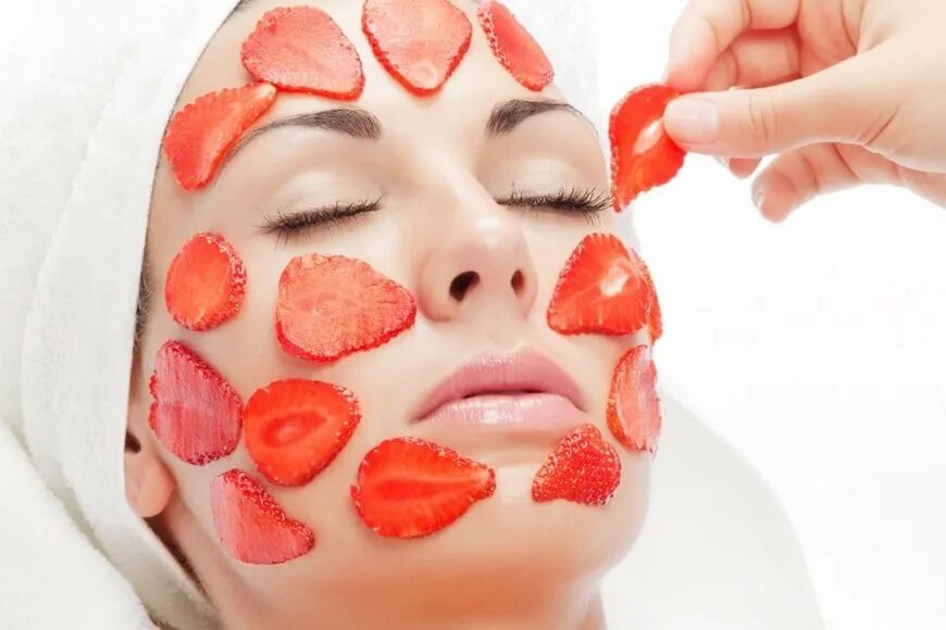Маска для лица strawberry. Маска клубника. Маска из клубники. Маска из клубники. Клубника с лицом.