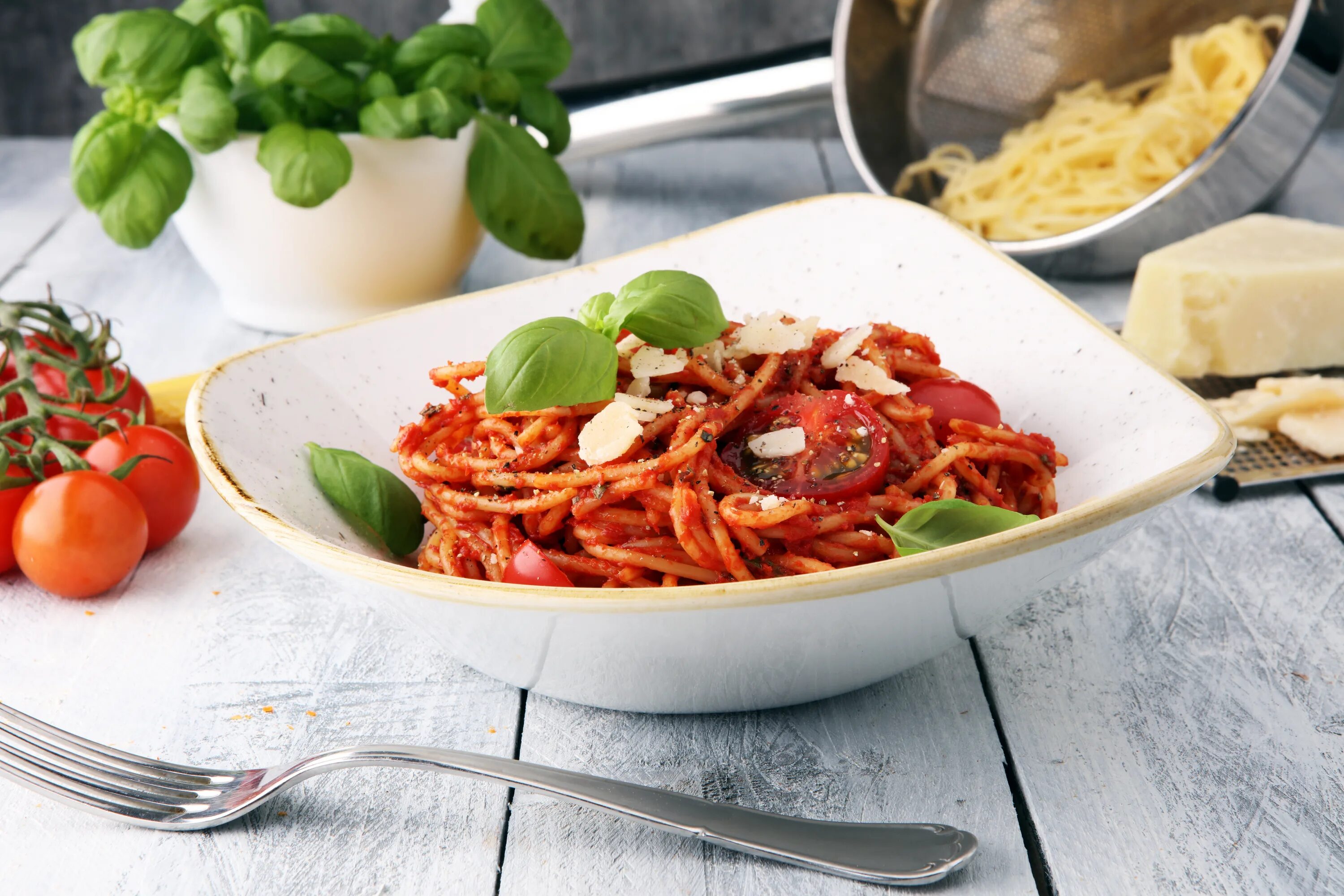 Паста с зеленью. Макароны с томатами и базиликом. Спагетти с томатами и базиликом. Спагетти соус базилик. Паста с томатами и базиликом.