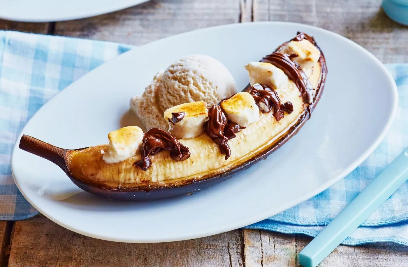 Банановое фламбе. Десерт из банана и шоколада. Десерт с бананом и мороженым. Бананы в шоколаде.