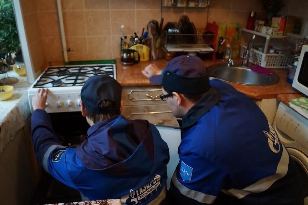 Специалист по газовой плите. Специалист по газовой плите. Специалист по газовой плите. Починить газовую плиту. Контроль утечки газа на варочной панели.