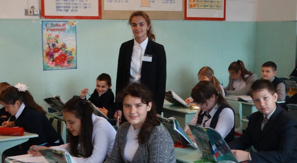 Школа 1 имени горького. Школа горького карачев учителя. школа имени горького карачев. школа с м кирова карачев учителя. школа имени кирова г карачев.