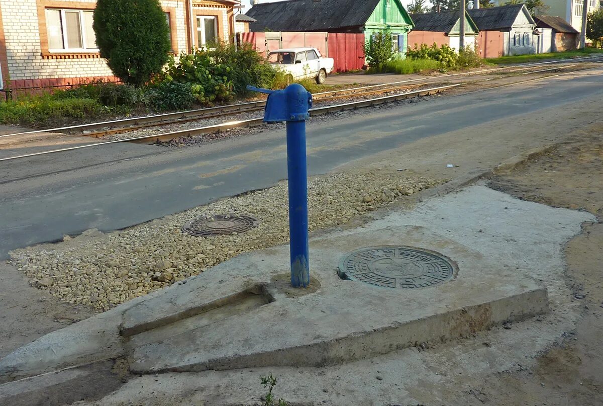 Почему вода в курске. Водопроводная колонка на улице дома. Водяные колонки на улице в Краснокамске. Водопроводные колонки на Солнечном в Магадане. Арт объект водопроводная колонка Пермь.