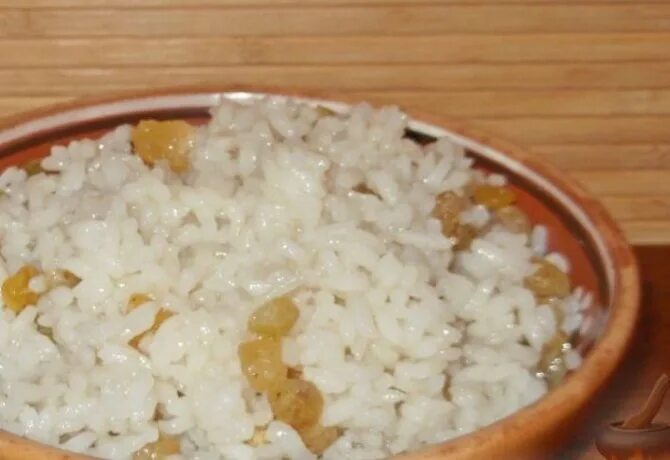 Как называется рис с изюмом на поминках. Кутья поминальная рис. кутья из риса с изюмом поминальная. кутья с рисом и изюмом. кутью из риса с изюмом на поминки.