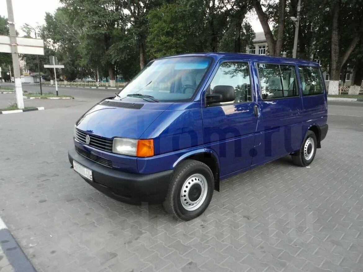 Купить т5 в россии бу. VW Transporter t4 2002. Volkswagen Transporter t4 синий. Volkswagen Transporter 2002 года. Фольксваген т4 2002.