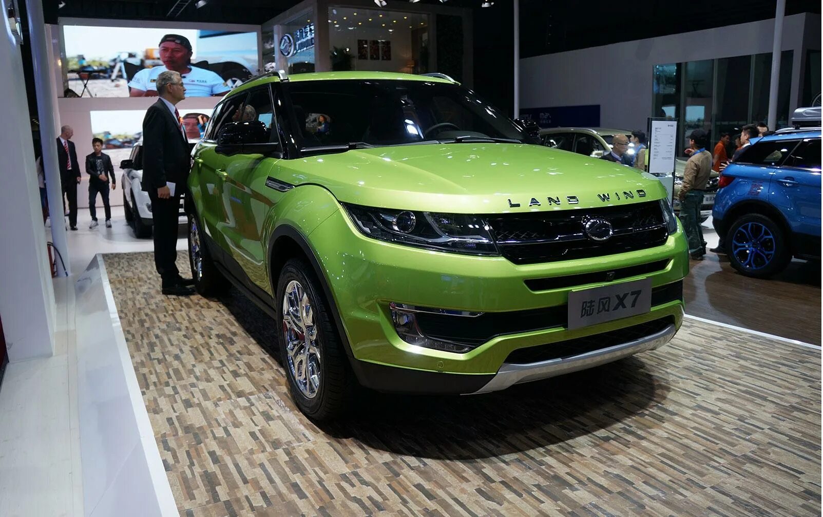 Китайская копия. Landwind x7 2023. Плагиат Landwind x7. Китайские копии автомобилей. Китайские клоны машин.