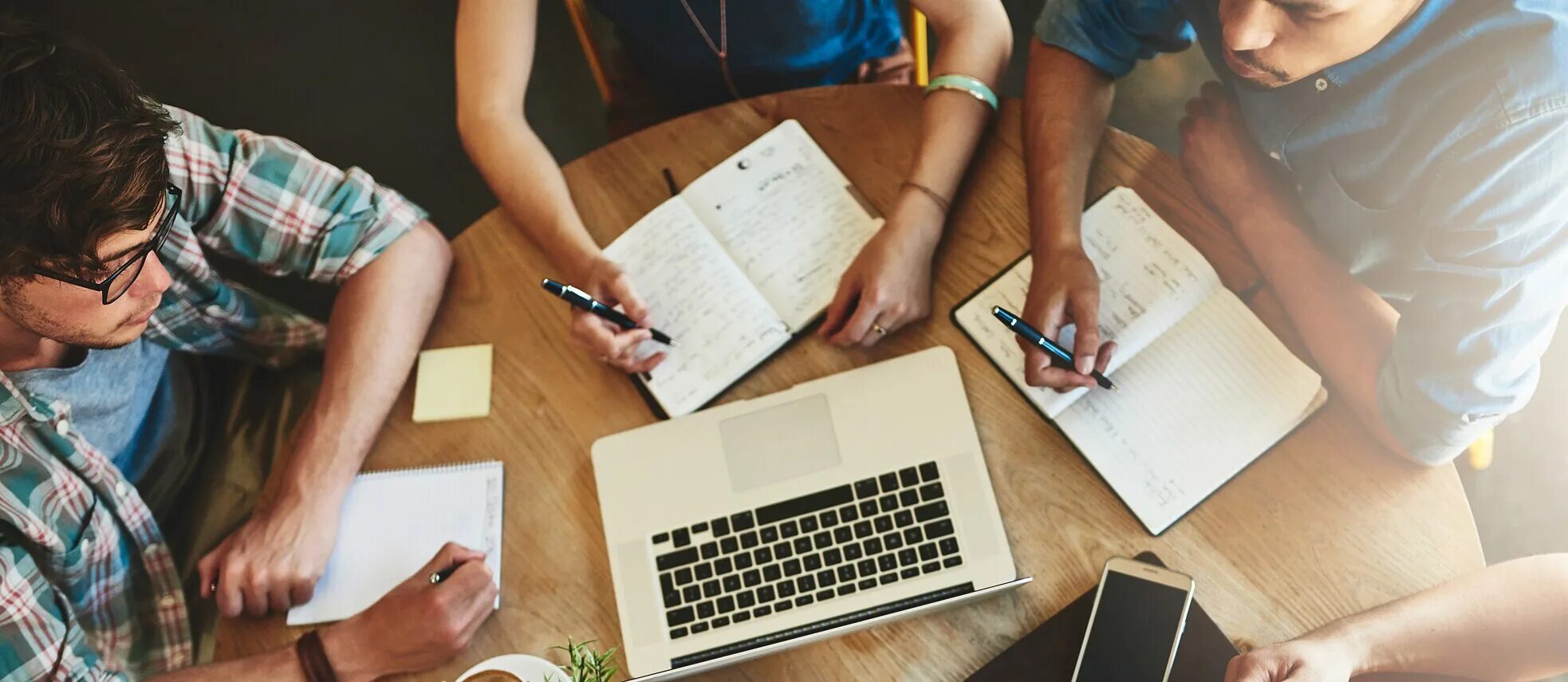 Translator. Learn french. Тренинг для женщин. Люди на тренинге. Language lead.