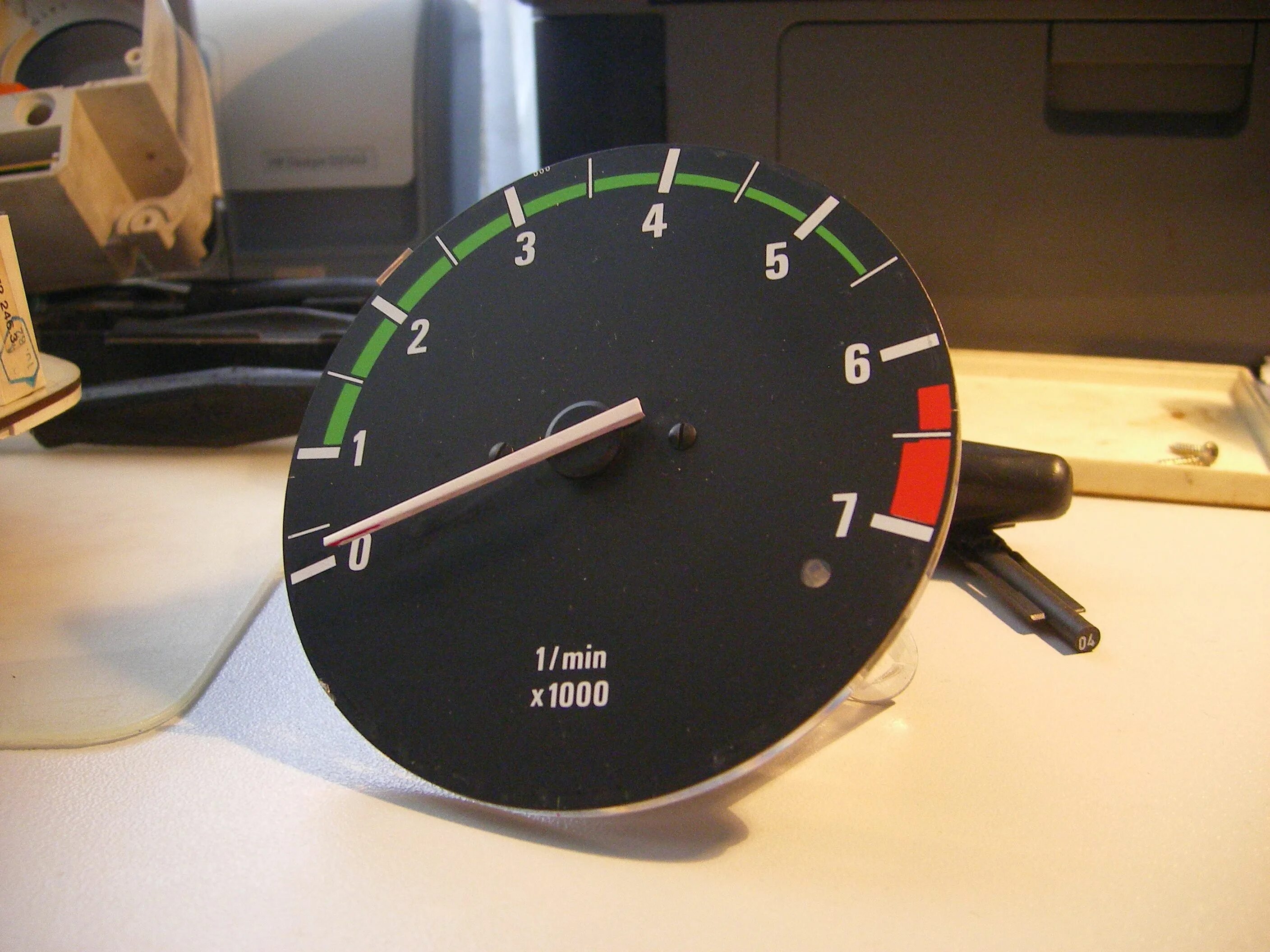 Тахометр зил 4331. 3802 зил, паз. Зеленая зона тахометра. Тахометр зил 12в. Тахометр бычок.