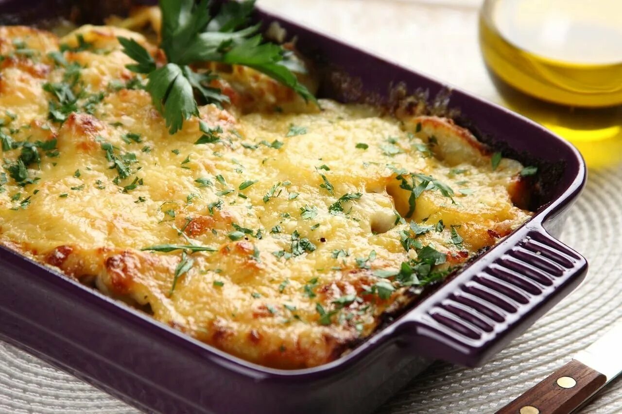 Грудка с картошкой в духовке со сметаной. Куриная запеканка. запеканка с курицей. запеканка с картофелем и курицей. запеканка с курицей и картошкой.