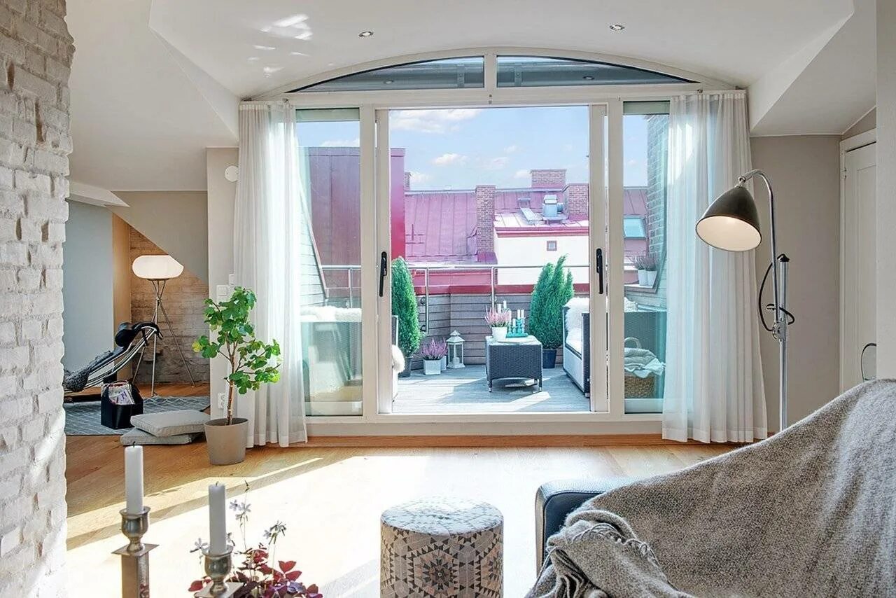 Гостиная с панорамными окнами в частном доме. Панорамное остекление в квартире.