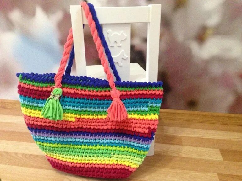 пляжная сумка из трикотажной пряжи крючком. пляжная сумка из трикотажных ниток. пляжная сумка из трикотажной пряжи крючком. синяя вязаная сумка. пляжная вязаная сумка из трикотажной пряжи.