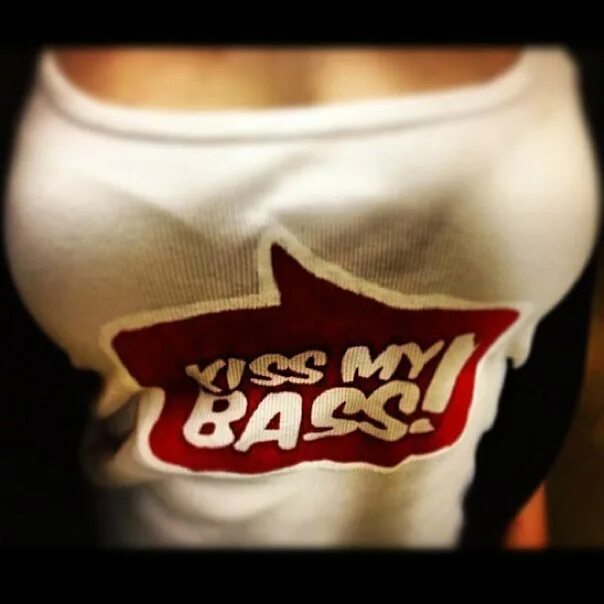 Kiss my as. Футболка Kiss my Bass. Kiss my scars Несса. Kiss my Bass Москва. Kick my Bass up футболка.