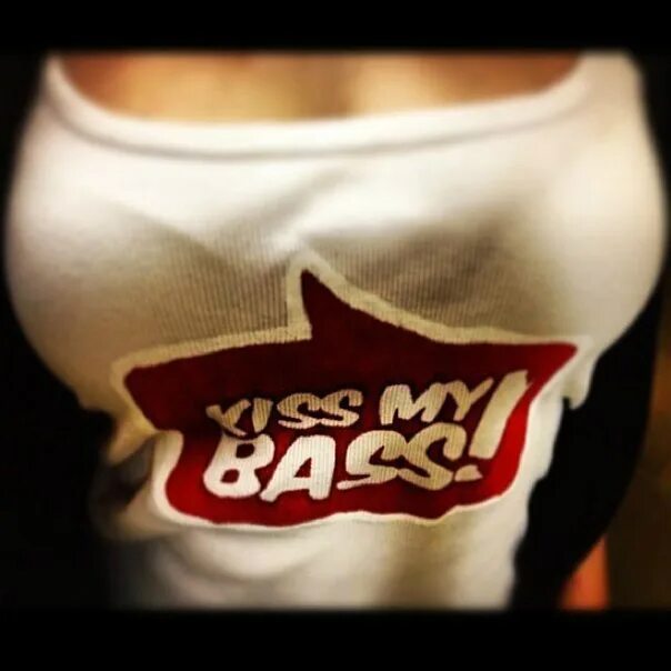 Kiss my a фф. Футболка Kiss my Bass. Kiss my scars Несса. Kiss my Bass Москва. Kick my Bass up футболка.