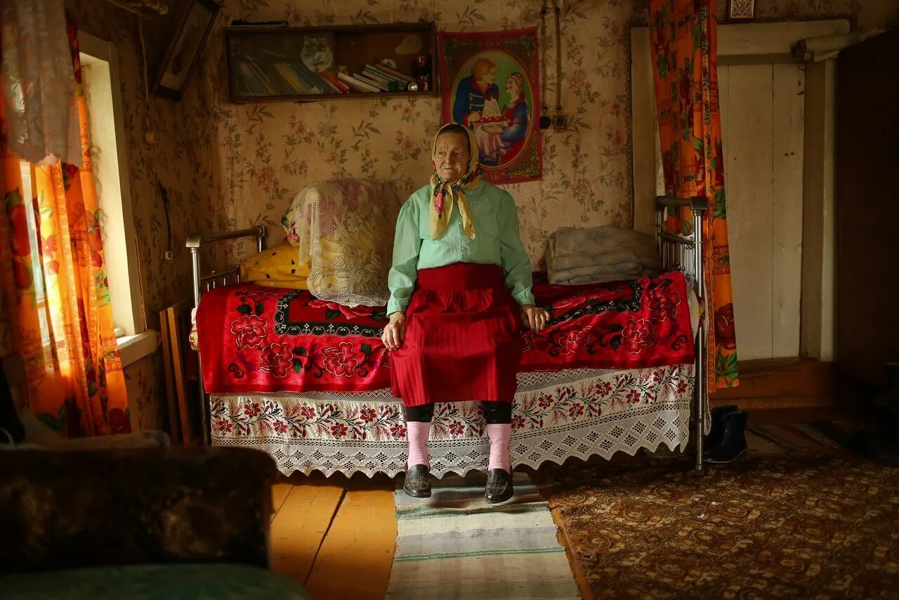 Дом бабушки в деревне. Современный деревенский быт. быт в деревне. комната в деревне у бабушки. бабушка в деревне.