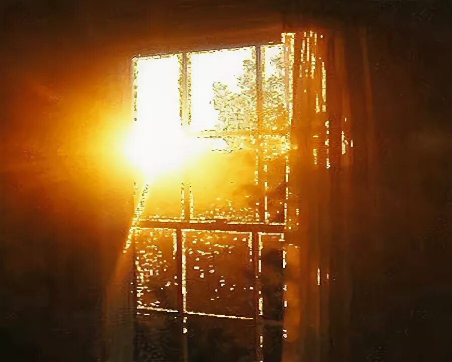 За окном светило солнышко. Луч солнца в окне. Солнечное окно. Солнечные лучи в комнате. Солнце в окошке.
