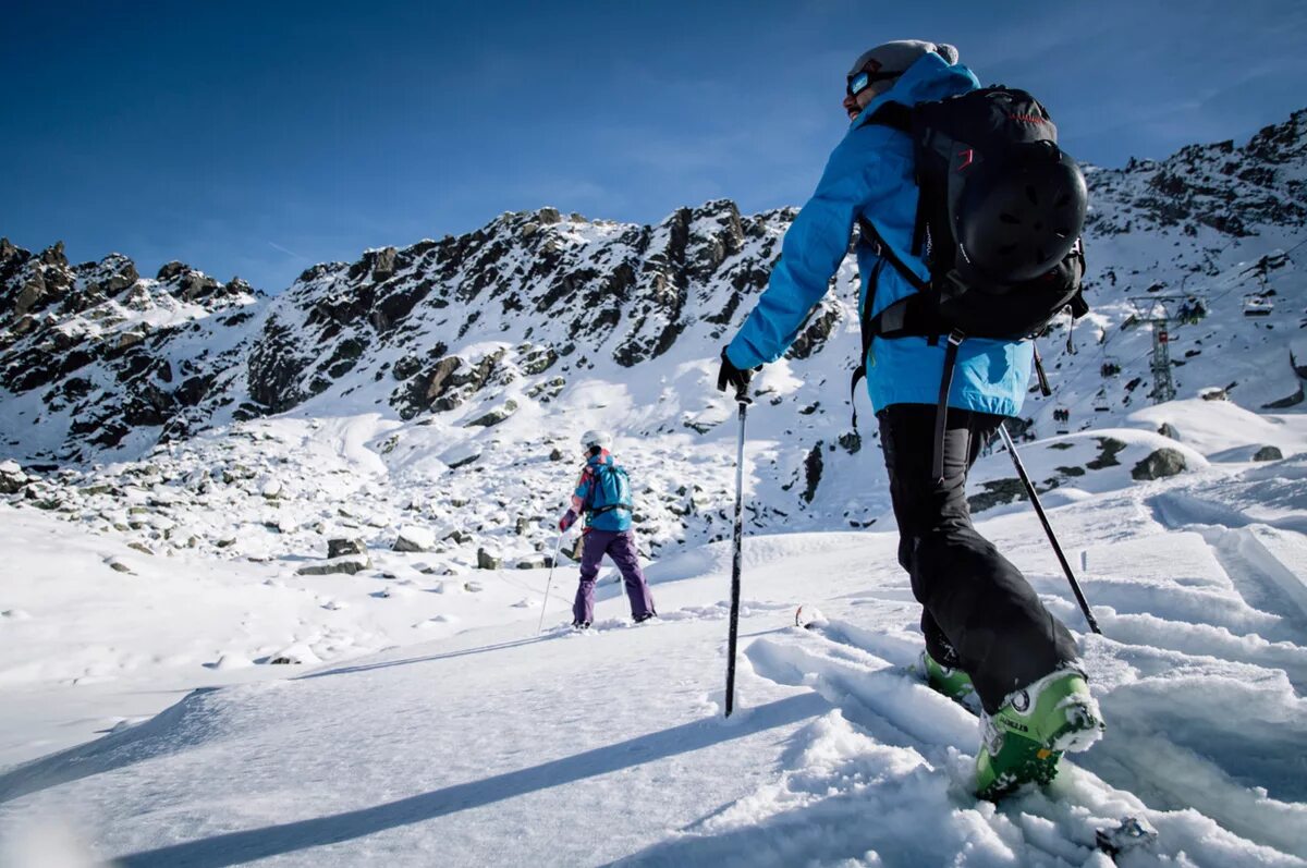 Ски время человека. Ски альпинизм. Ski Mountaineering. Ски альпинизм Олимпийский вид спорта. Альпинисты в горах красивое фото.