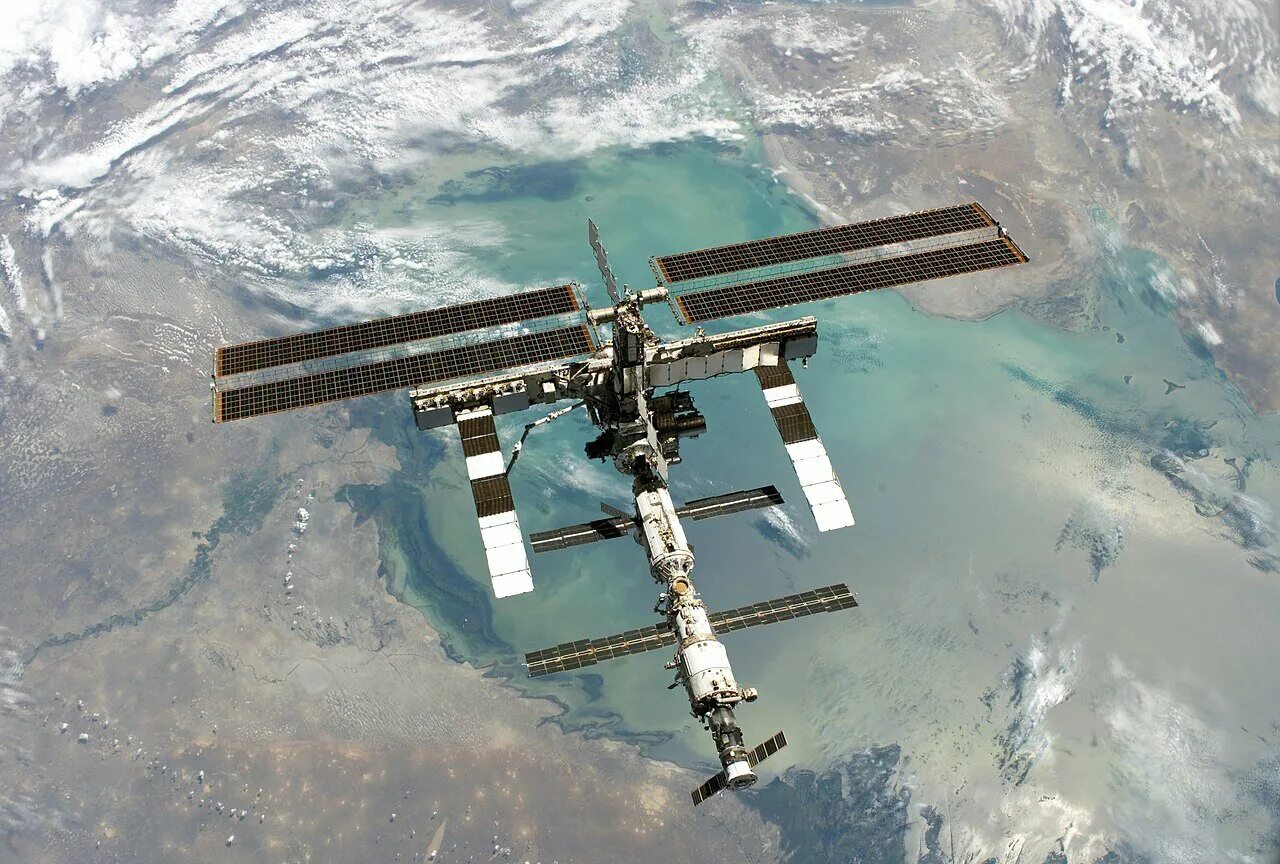 Как называется международная станция. Международная Космическая станция МКС. Международная Космическая станция ISS. Солнечные батареи МКС 1990. МКС 2000.