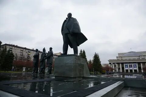 Памятник на площади ленина