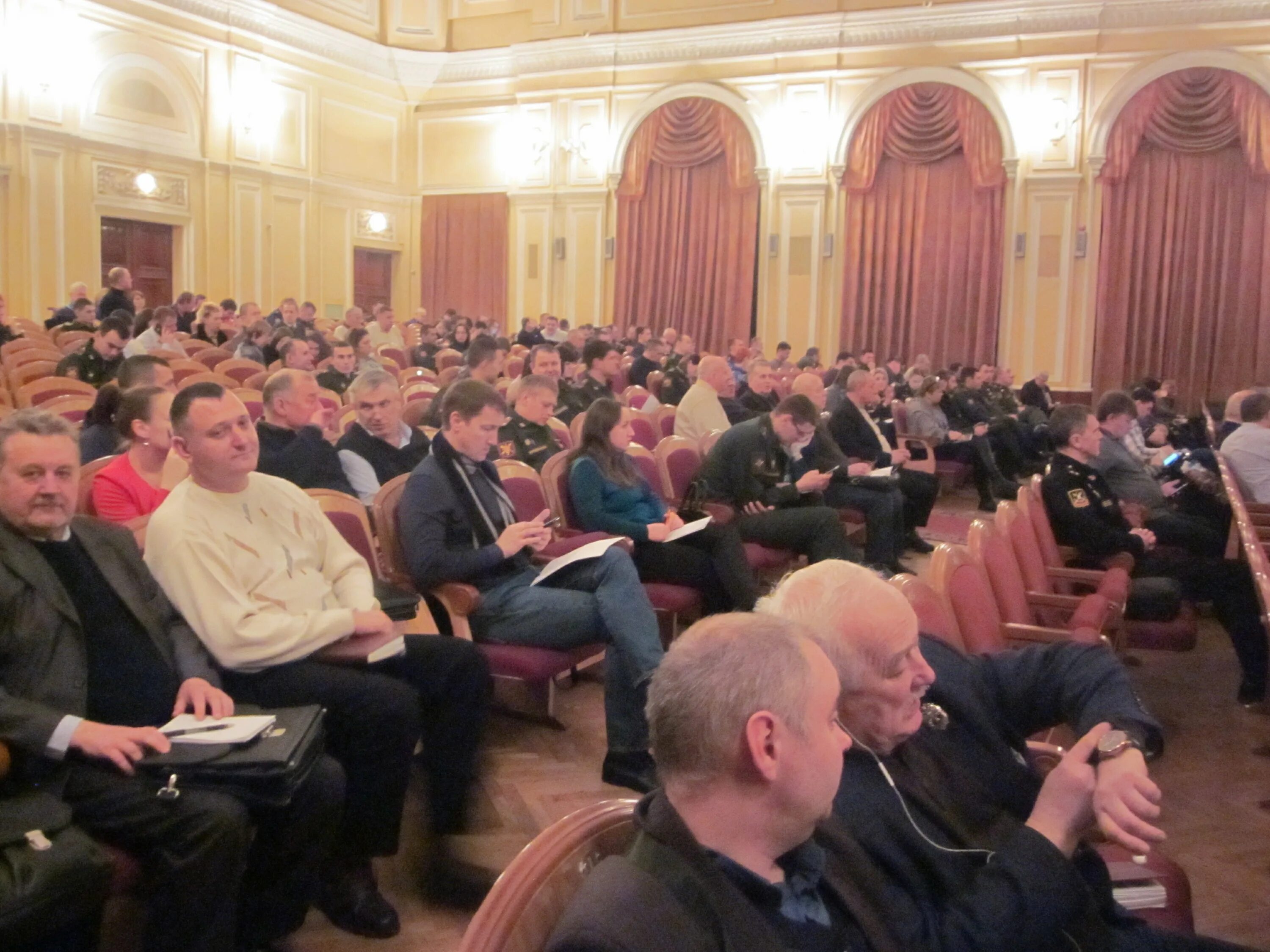 Дк мартынова кронштадт. Дом офицеров красноярск зал. Дом офицеров чита концерт. Литейный 20 дом офицеров. Окружной дом офицеров хабаровск.