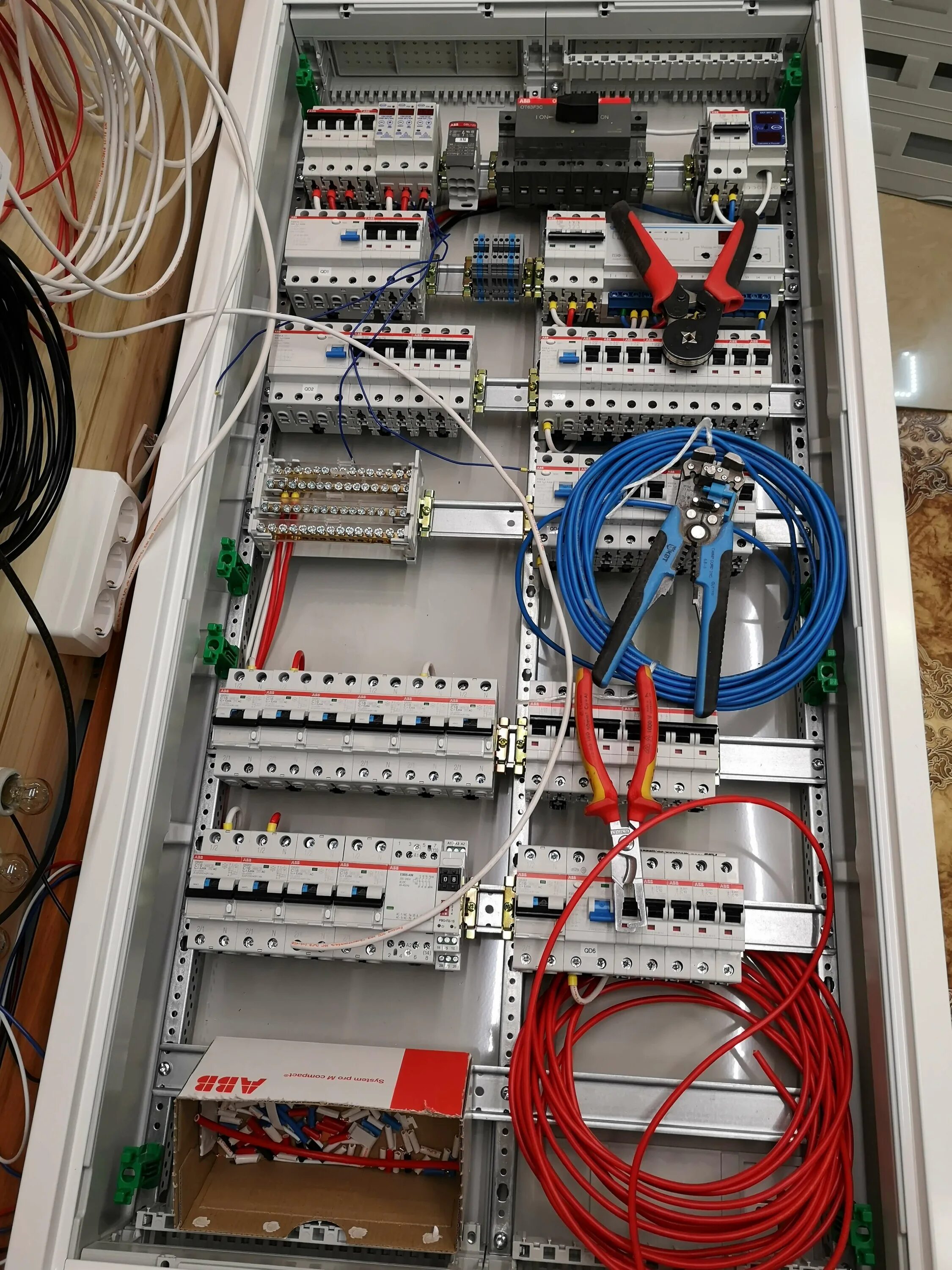 Работа сборка щитов. Сборка электрощита. Сборка щита электрического. Щиток электрический сборка. Щит электрический собранный.