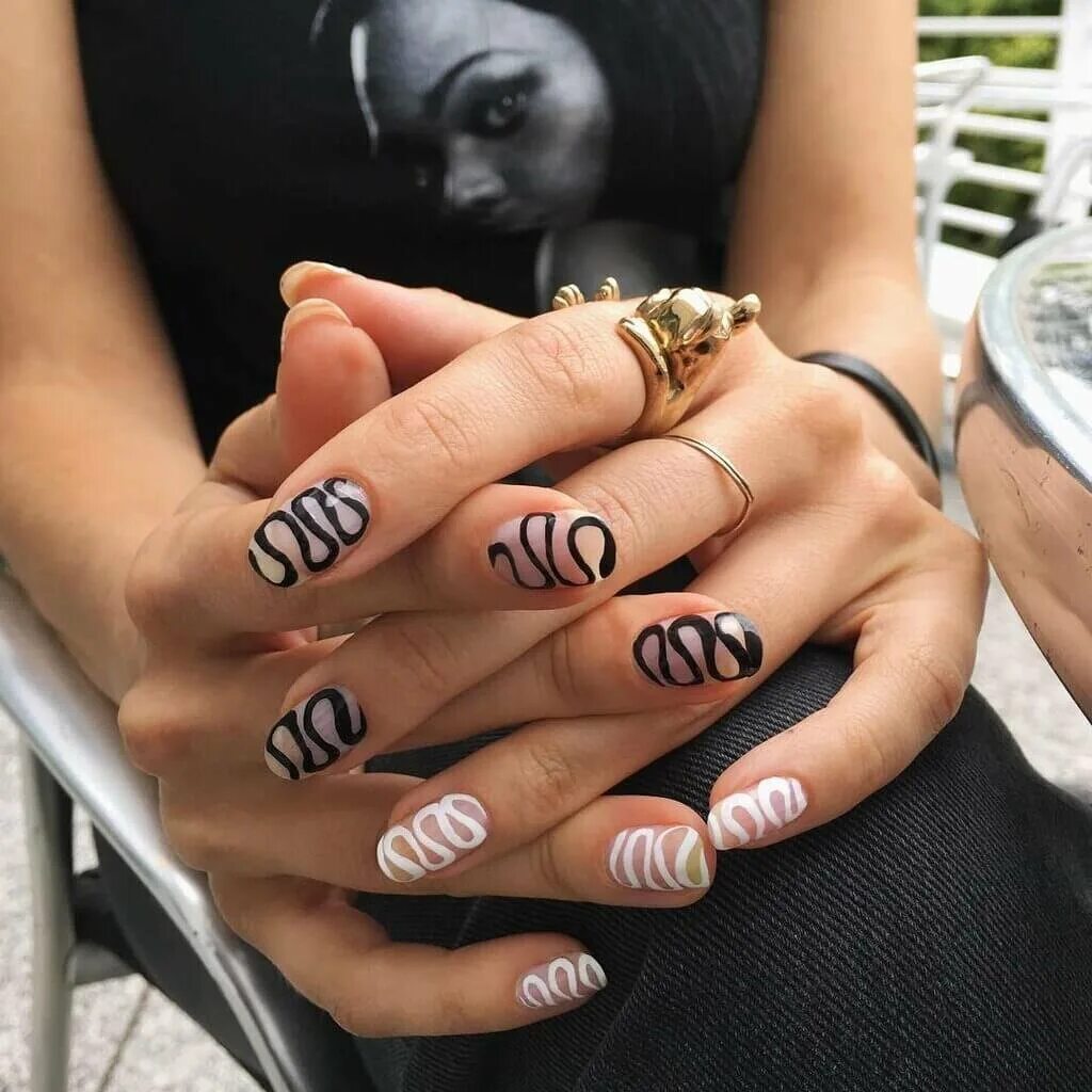 Маникюр разный на каждую руку. Разные руки горячий nail-тренд 2025 2025. маникюр разные руки. разные ногти на двух руках. маникюр двух цветов на разных руках.