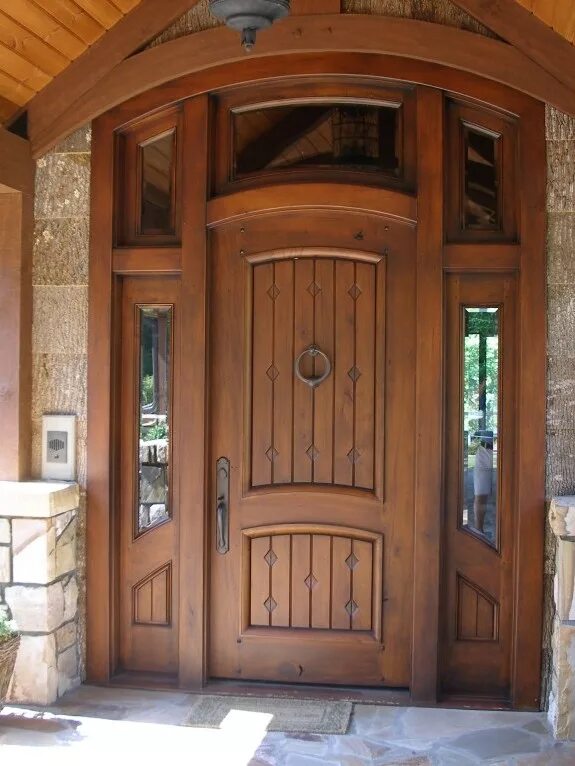 Купить дверь деревянную входную в дом. Дверь входная деревянная. Двери наружные деревянные. Входная дверь в деревянный дом. Деревянная входная дверь в частный дом.