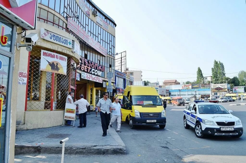 лавка в тифлисе. тбилиси магазины. тбилиси антикварные лавки. комфорт тбилиси 90. рынок тбилиси метро.