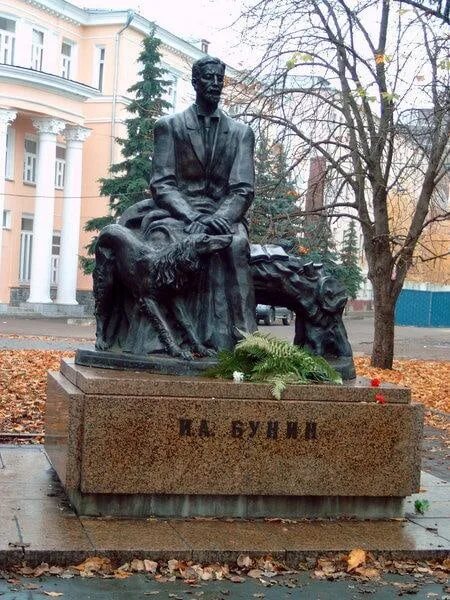 Памятник михалкову в москве на поварской улице. Памятник бунину в ельце. Памятник сергею михалкову (москва, поварская улица). Памятники бунина в москве. Памятник сергею михалкову (москва, поварская улица).
