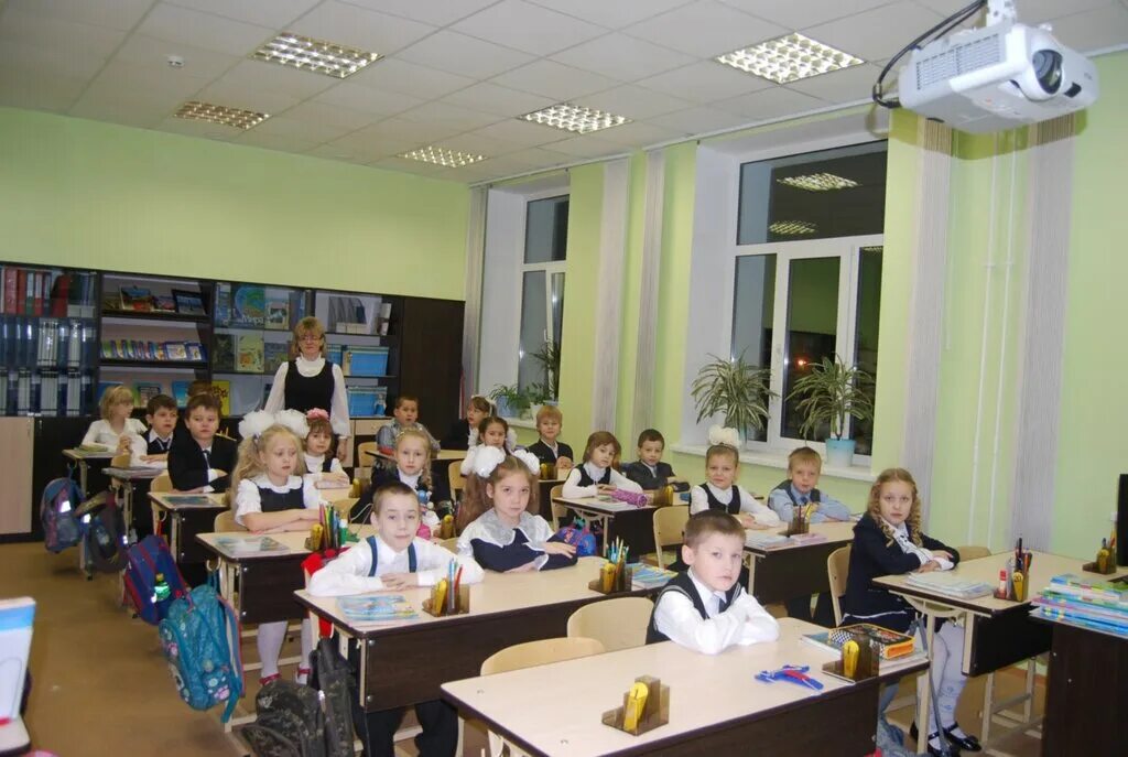 внеурочная деятельность в школе дети. учитель начальных классов. учитель в школе. учитель начальных классов. педагог и дети.