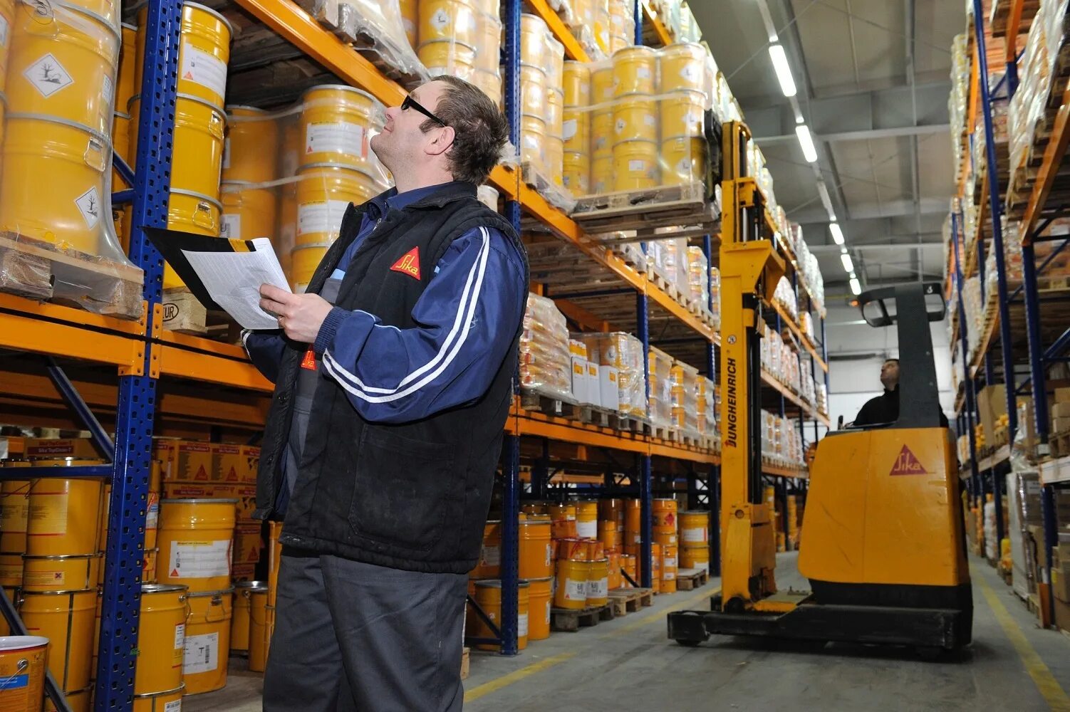 склад строительных материалов. поставка стройматериалов. склад строительных материалов. водитель погрузчика на складе. погрузка бруса.