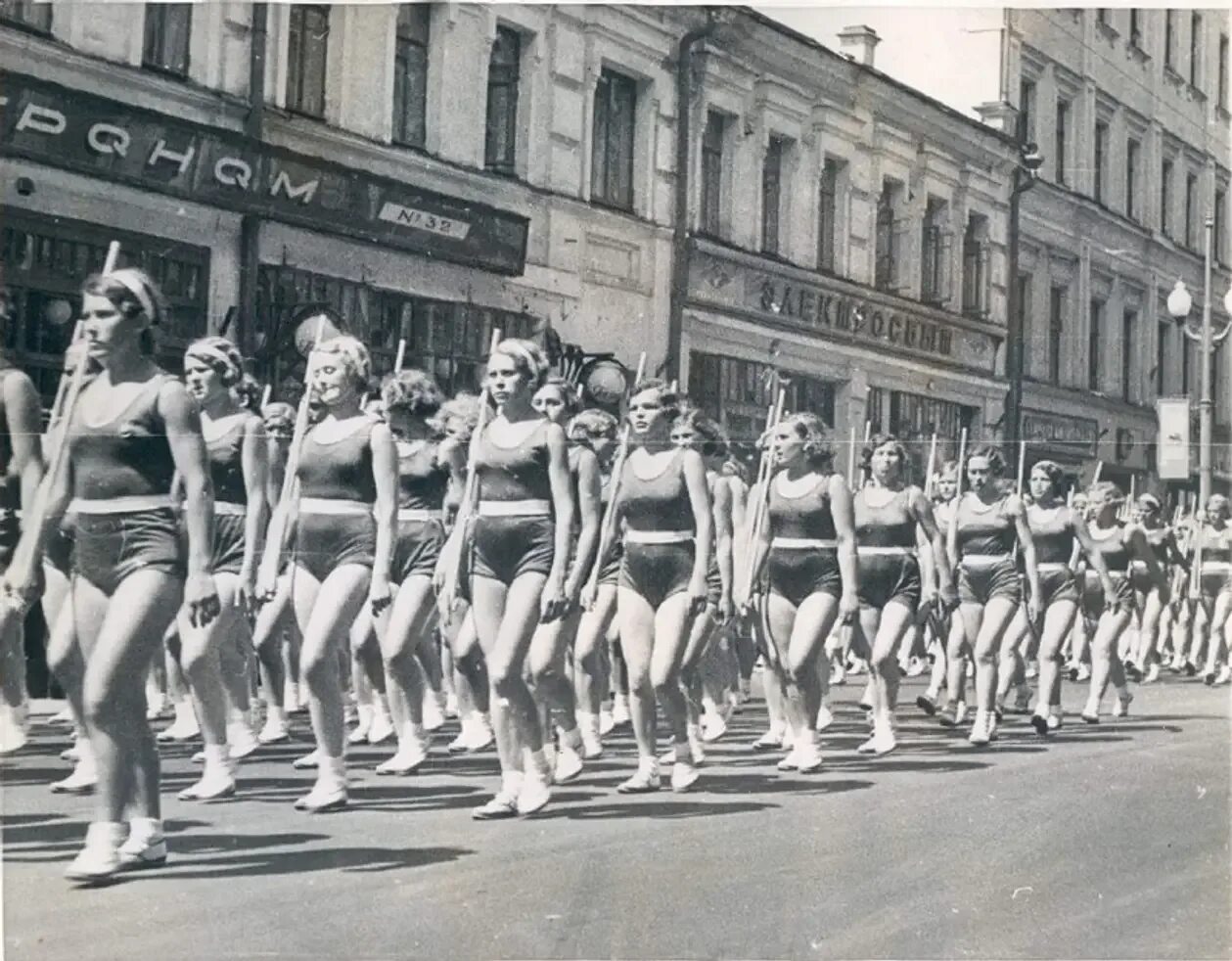 Эмансипация женщин в ссср в 1920 1930. Бегуньи 1930е годы СССР. Спортсмен СССР 1930е. Парад физкультурников СССР женщины.