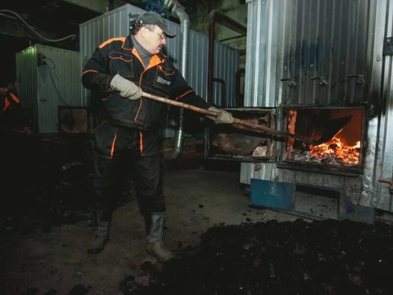 Профессия машинист кочегар. Топка тепловоза. Работает на угле. Работает на угле. Работает на угле.