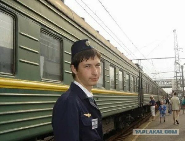 Мужчина на вокзале. Улыбающийся поезд. Мужчина в купе поезда. Маневровые работы на железной дороге. Парень в поезде.