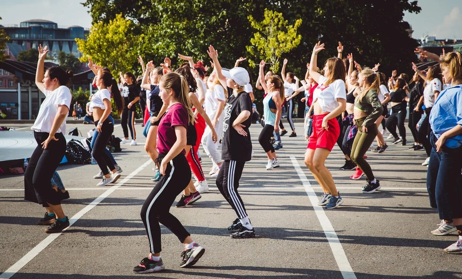 Марафон в москве 20 сентября 2020. Танцевальный флешмоб. Спортивная молодежь. Марафон. Марафон бег.
