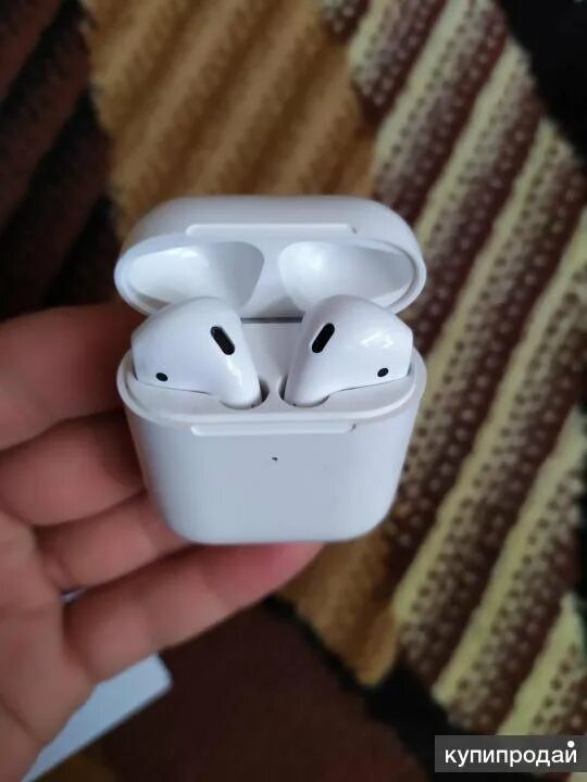 Apple airpods 2 го. Наушники беспроводные apple airpods 2. наушники аирподс 2 поколения. наушники 2 поколения airpods. наушники аирподс 1 поколения.