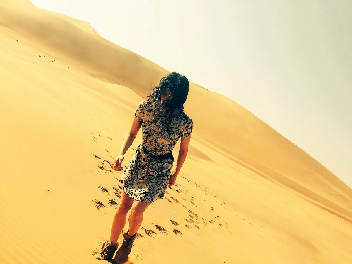 Пустыня девушка едет. Фото в пустыне девушки. Пустыня девушка едет. Пустыня девушка едет. Машина в пустыне.