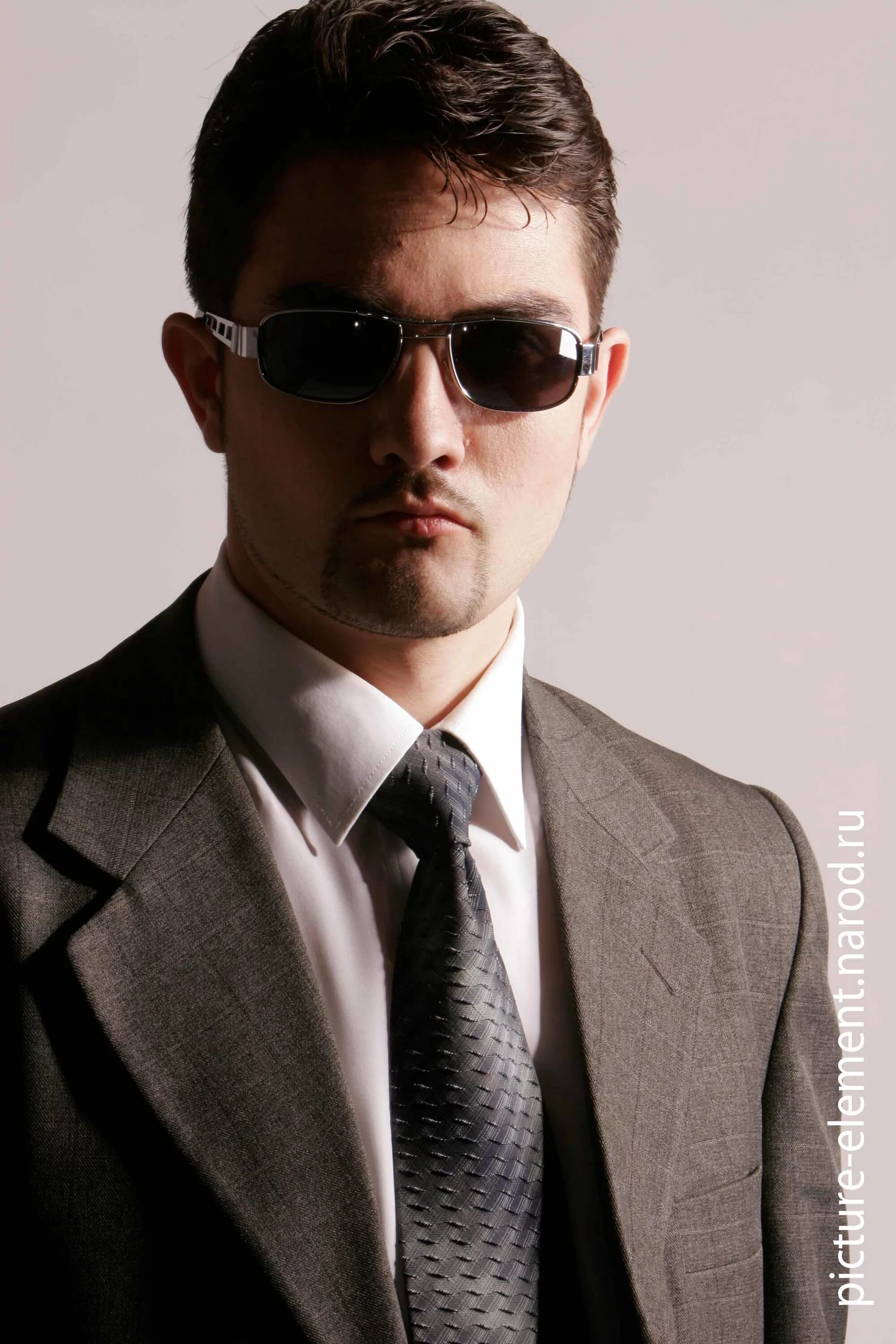 Первый мужской сайт. Человек в черных очках. Мужские авы. Серьезный мужчина в очках. Фотографии обычных мужчин.