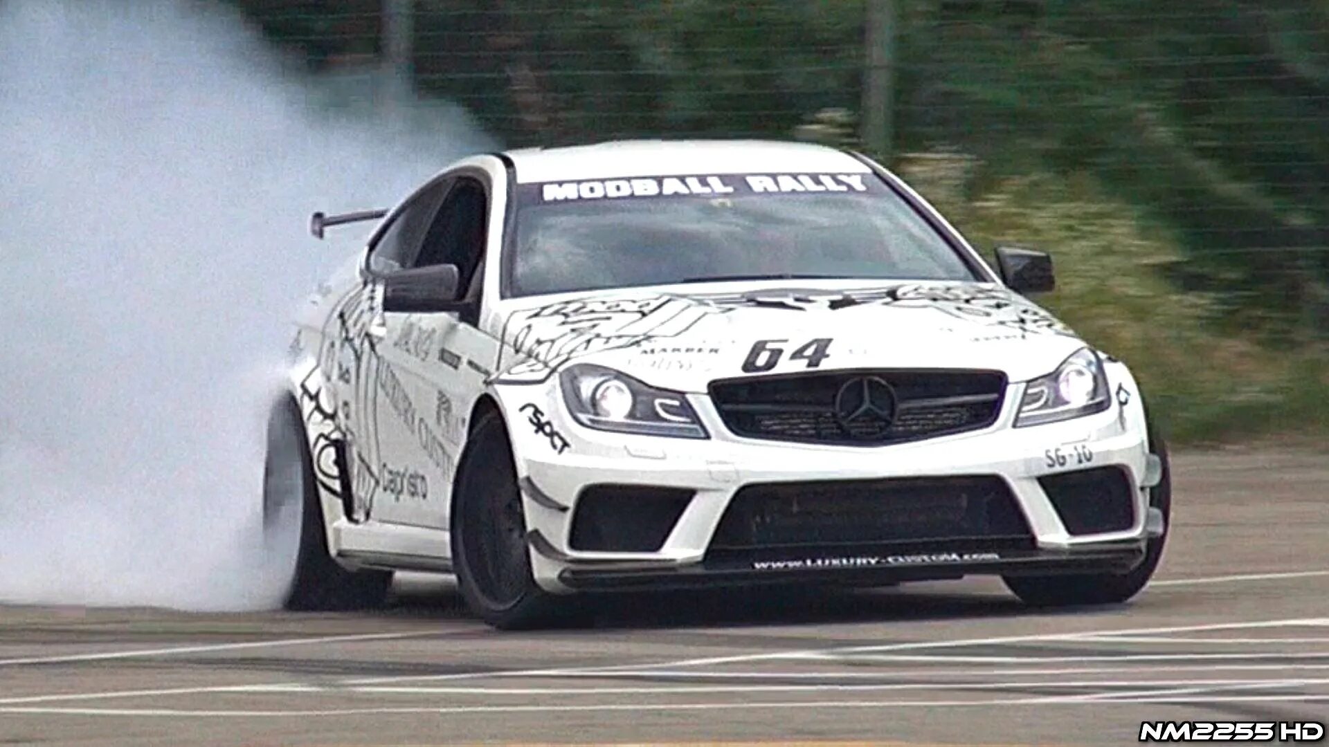 Дрифт мод мерседес. Дрифт мерседес е63 амг. мерседес c63 турбо. mercedes benz c63 amg drift. мерседес c63 amg в дрифте.