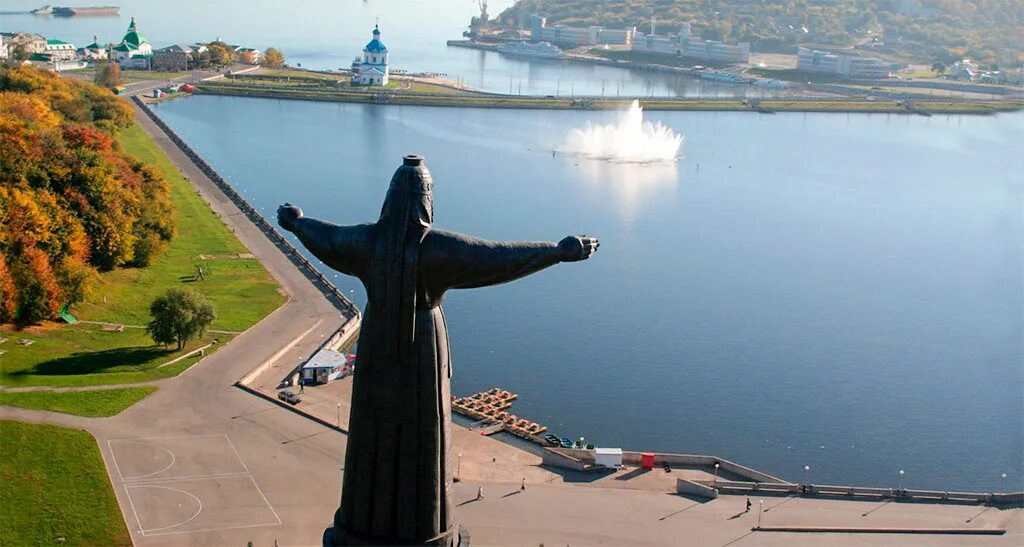 Сколько людей живет в чебоксарах. Монумент матери покровительнице в Чебоксарах. Залив Чебоксары монумент матери. Залив Чебоксары мать покровительница. Родина мать Чебоксары.