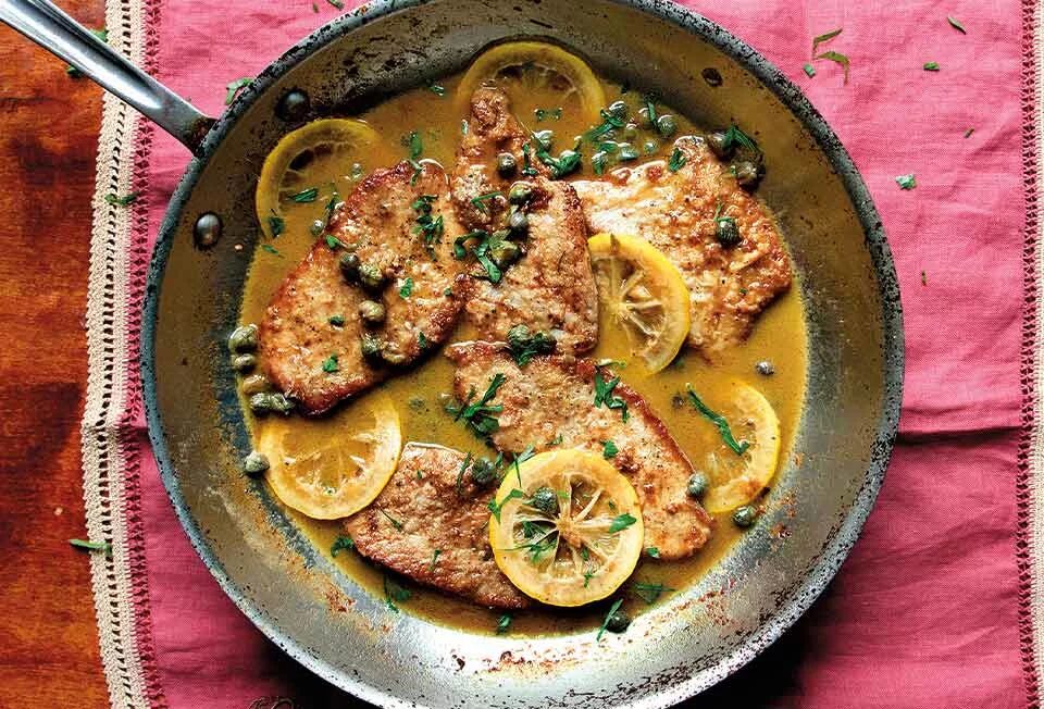 Two dishes. Скалопини из телятины. Veal Piccata. Блюдо Scaloppine. Скалопини с базиликом.