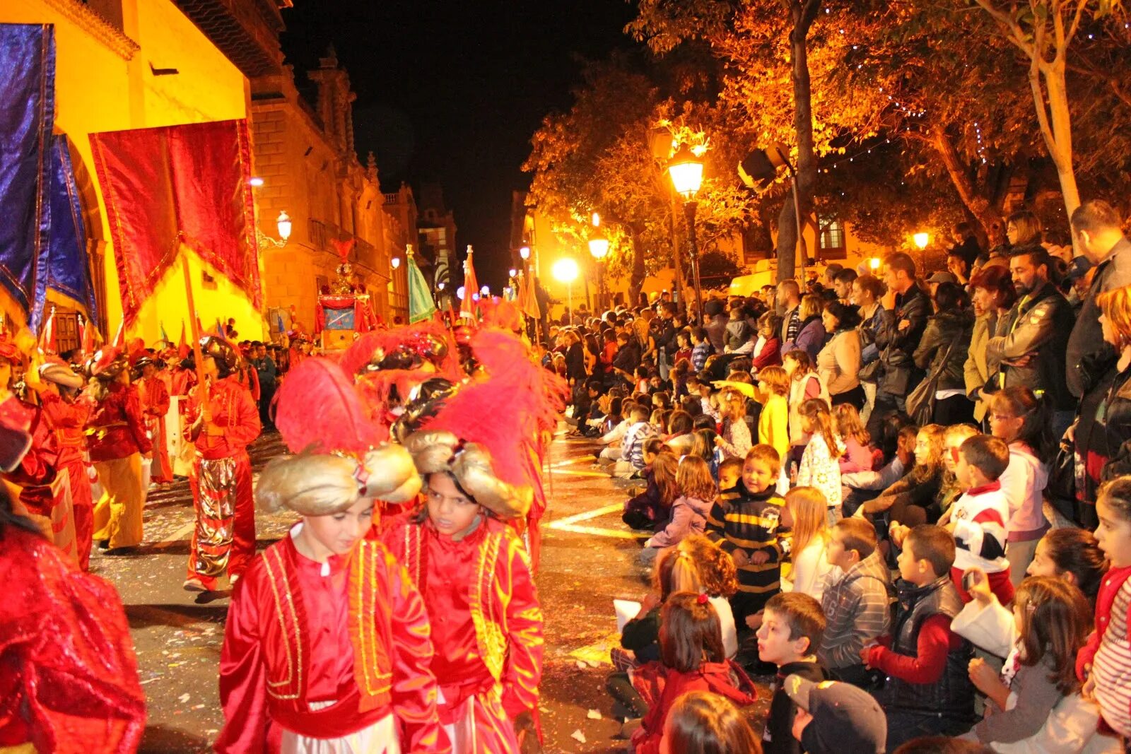 испанцы в новогоднюю ночь. новогодние традиции в испании. испанцы в новогоднюю ночь. La nochevieja картинка. витория - гастейс испания новый год.