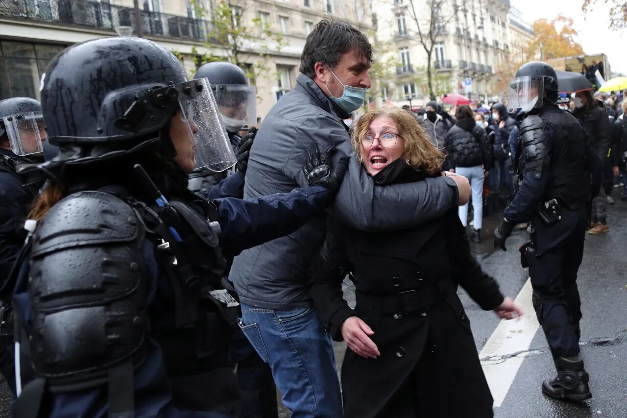 Митинги во Франции. Протесты во Франции. Митинги в Париже. Протесты во Франции полиция. Митинг беспорядки