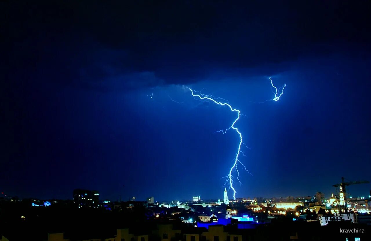 гроза в санкт-петербурге. гроза. ночное небо с грозой. 2021 молнии атаковали спб. молния в городе.