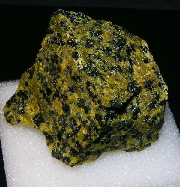 хромовая руда. хромит хромшпинелид. хромовая руда. дунит оливин хромит. хромит – хромистый железняк минерал.