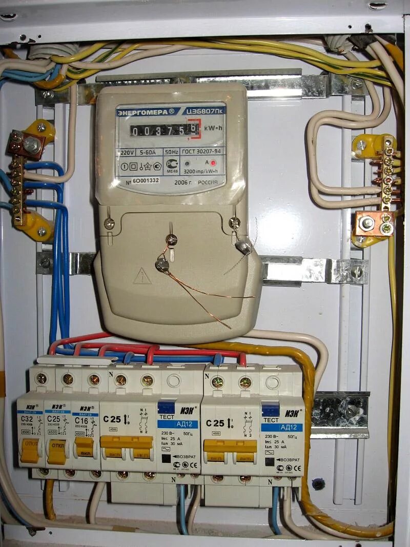 Монтаж электрощитка с счетчиком. Крепление счетчика электроэнергии в щитке. Электрический щиток в квартире. Электрический щиток с счетчиком в дом.