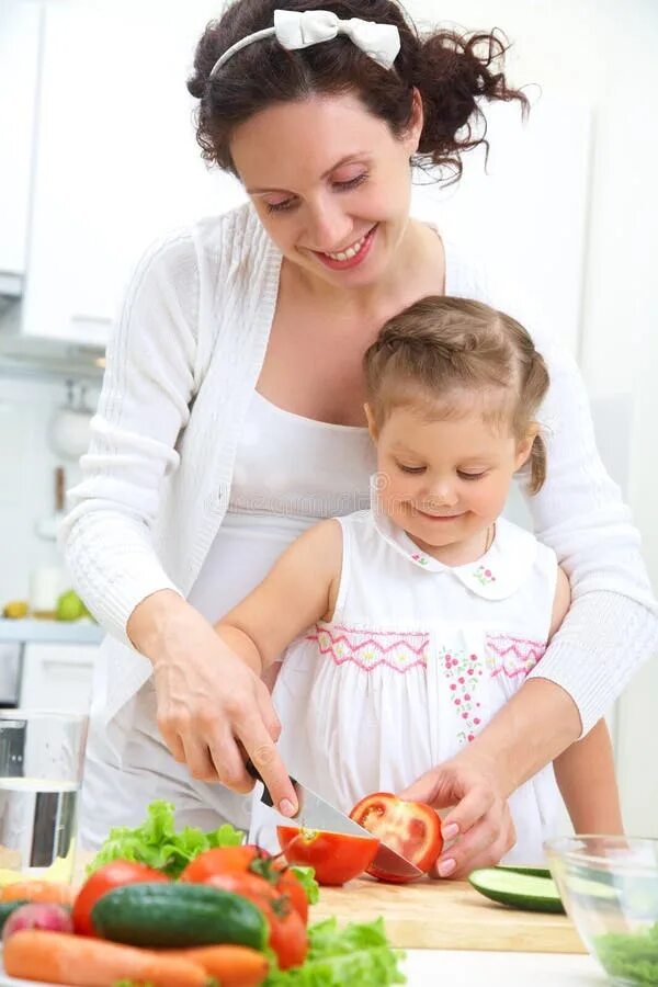 Мать и дочь и еда. Фото мама с дочкой на кухне. Еду доч то. Cooking Lesson. Еду маму друга