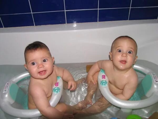 Малыши купаются вместе. Купаем детей вместе. Купаем детей вместе. Разнополые дети в ванной. Разнополые дети в ванной.