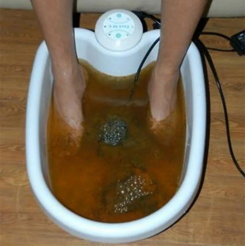 Какая вода для ног. Горячие ванночки для ног. Ноги в тазу.