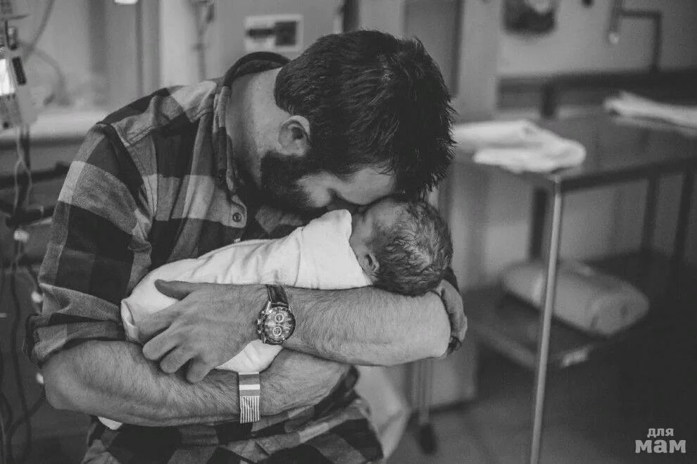 Как рожают папы. Папа с малышом на руках. Мужчина с ребенком на руках. Трогательные фотографии. Трогательный момент.